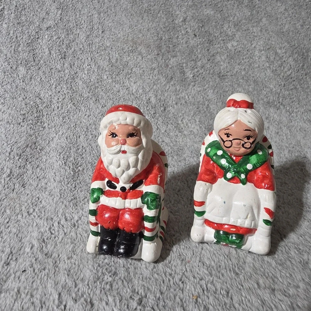 Vtg Santa & Mrs. Claus Ceramic Christmas Salt & Pepper Shakers '60s-style Taiwan